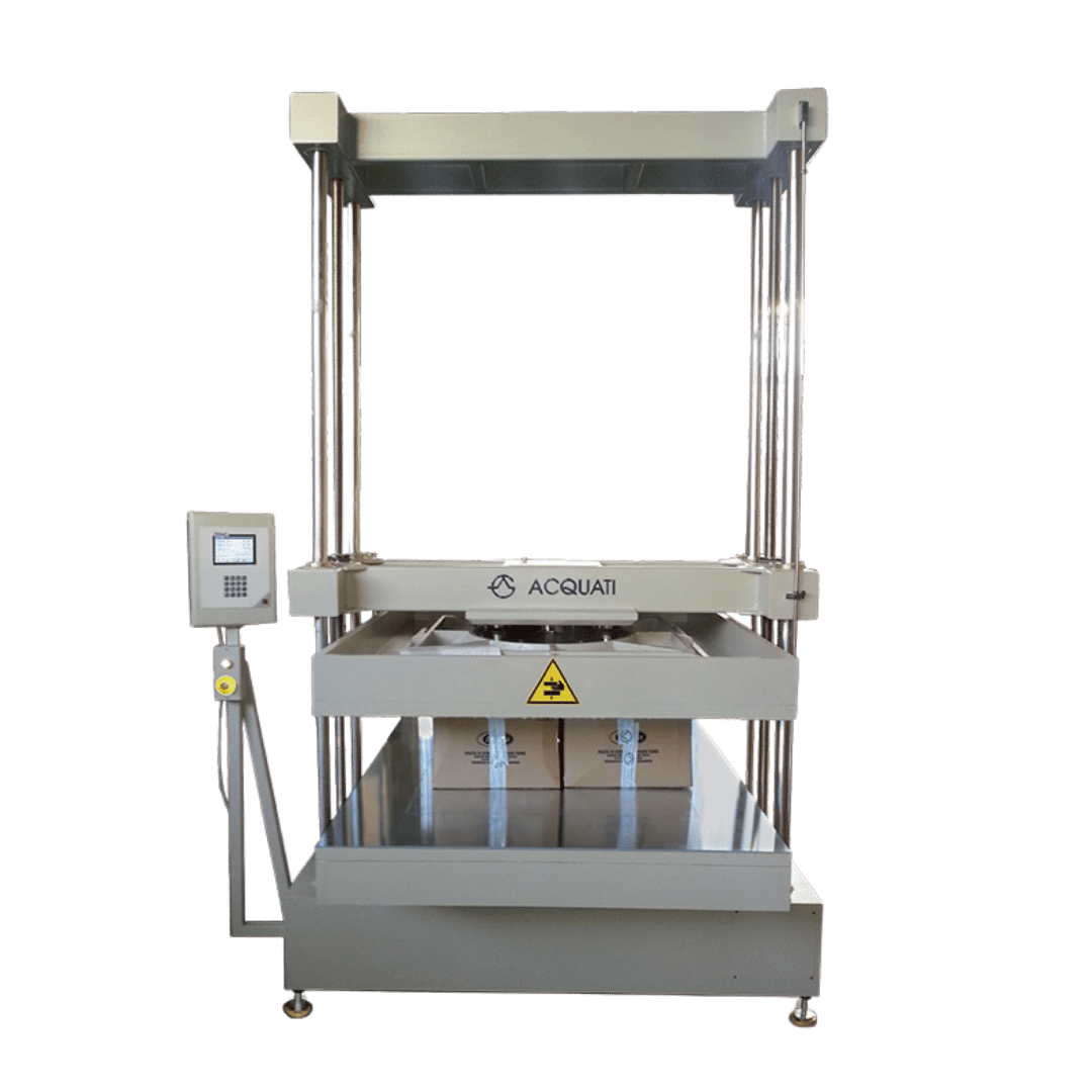 Prodotti 3 Il Compression Tester con pannello touch è stato progettato per testare la resistenza alla compressione e all’impilamento su materiali voluminosi come fusti, taniche, scatole in cartone ondulato, contenitori in plastica, tubi corrugati, polistirolo e pallets. Grazie alla sua struttura robusta e all’ampia superficie dei piatti (fino a 1200×1000 mm), garantisce risultati affidabili anche con carichi disassati o distribuzioni non uniformi. Conforme alle norme AFNOR, ASTM, DIN, EN, ISO, TAPPI, UNI, è adatto ai reparti R&D, collaudo e controllo qualità .